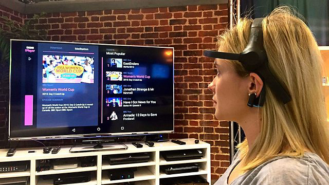 Dispositivo permite controlar la TV con la mente